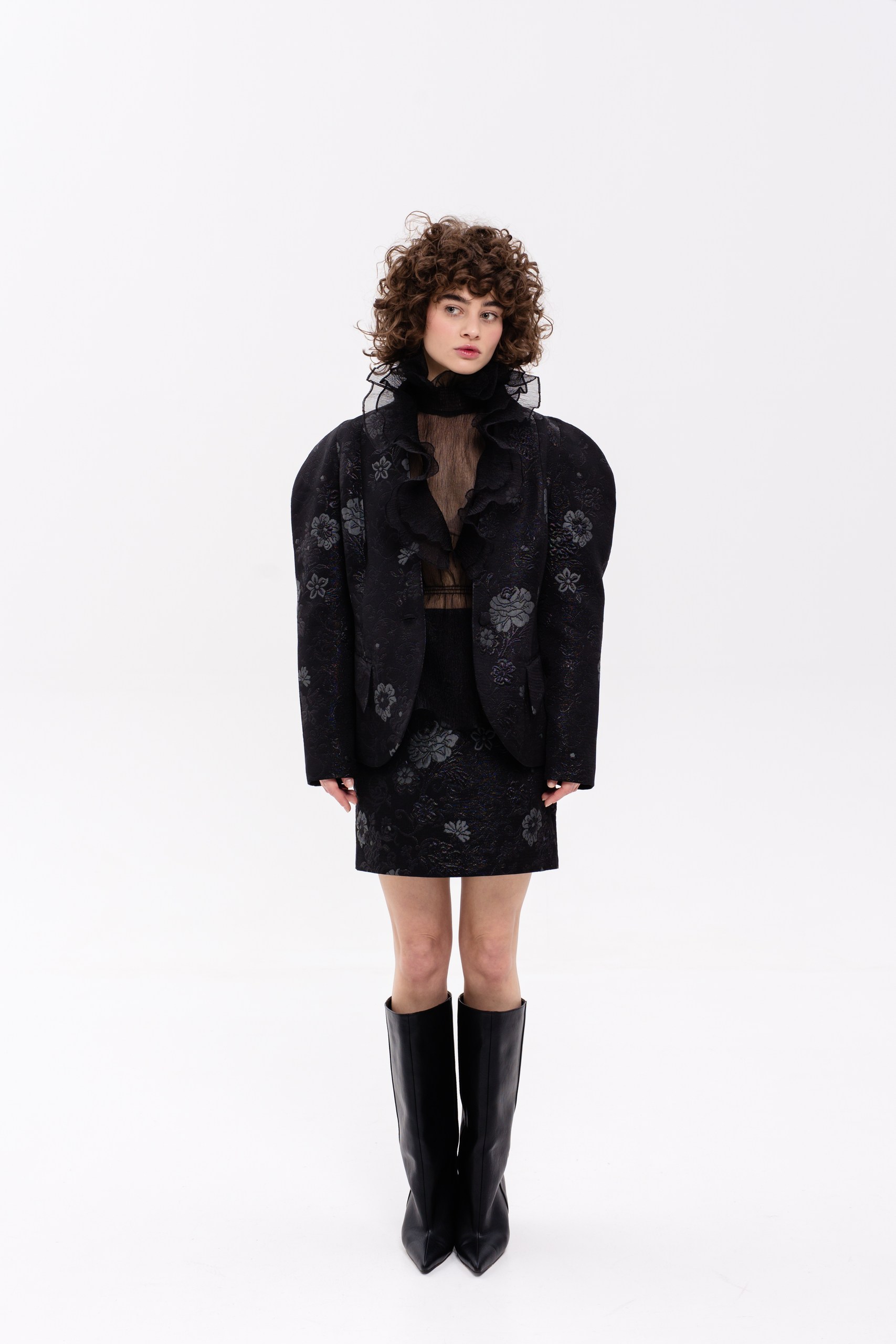 Жакет жаккард /черные цветы