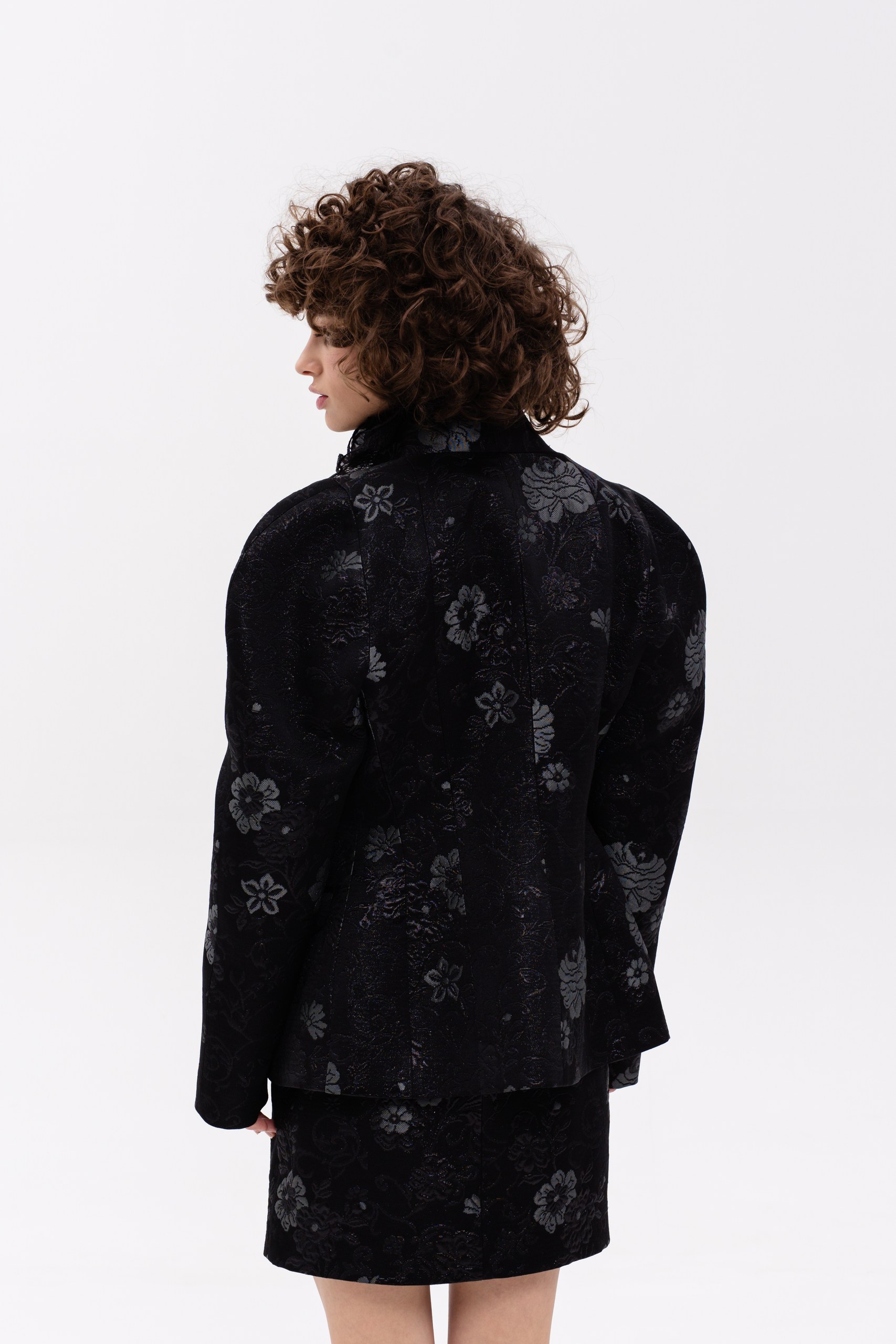 Жакет жаккард /черные цветы