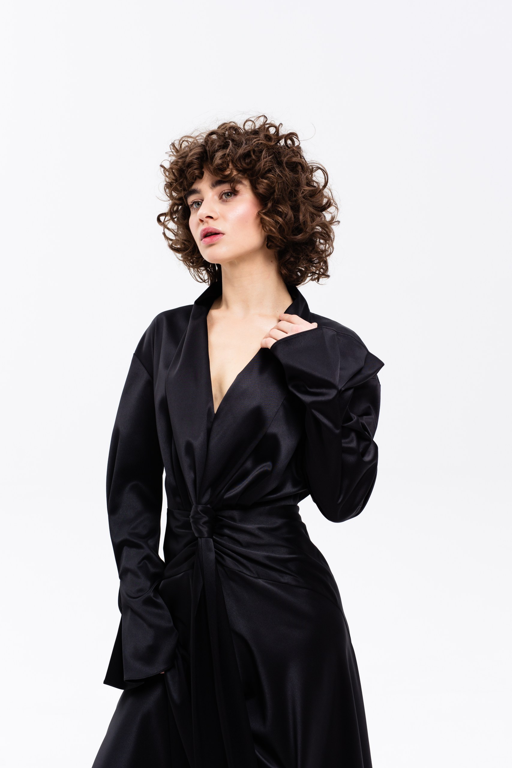 Платье черное с узлом