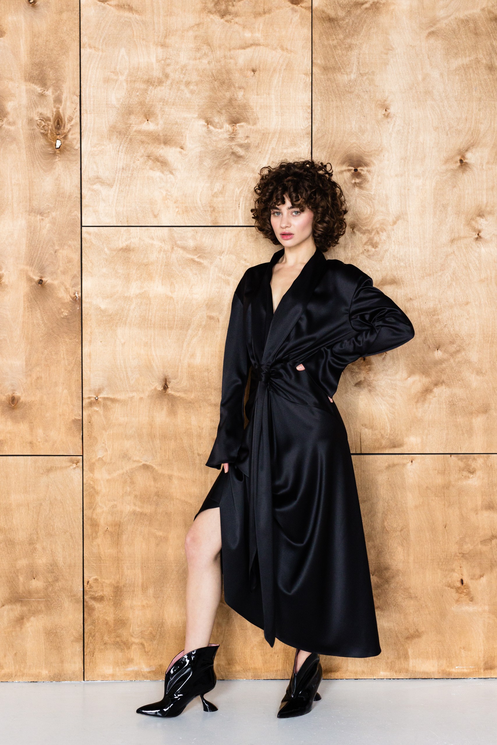 Платье черное с узлом