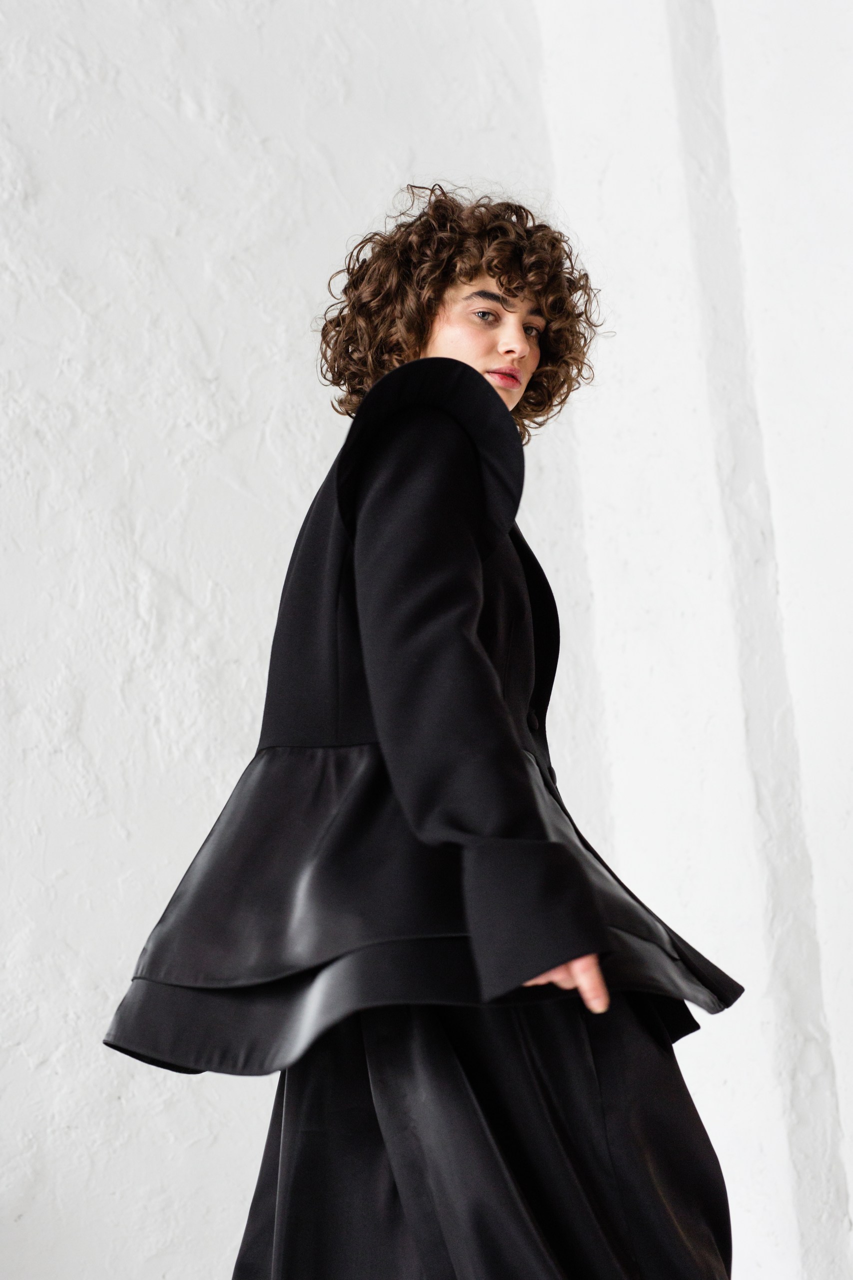 Жакет /с воланами/ черный